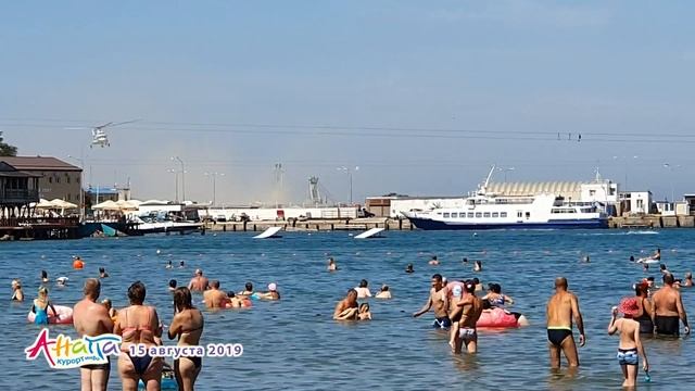 #АНАПА. ПОГОДА 15.08.2019. ЛЮДЕЙ ПОД ЗАВЯЗКУ! ЦЕНТРАЛЬНЫЙ ПЛЯЖ. Море почти чистое. Вертолёт. смотреть онлайн