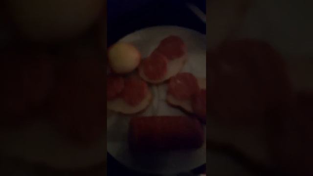 Бутерброд с сырокопченой колбасой и нектарин;)) смотреть онлайн