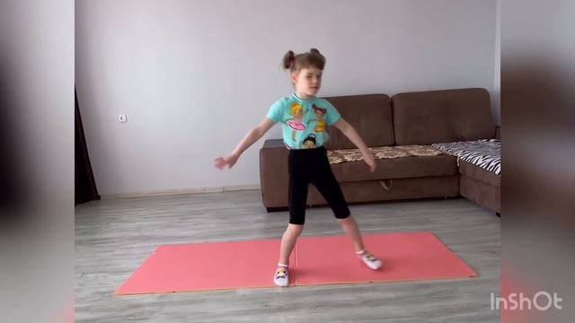 Ева делает отжимания в 6 лет | Качаем пресс