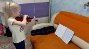 Выполнение домашнего задания по скрипке🎻. Песенка "Колечко".