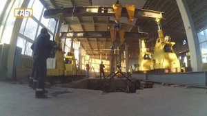 Перемещение и установка промышленного пресса гидравлическим порталом