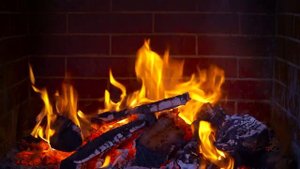 Музыка Огня ? Камин с горящими поленьями и потрескивающими звуками огня .