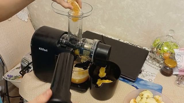 Делаем апельсиново-яблочный сок на соковыжималка Kitfort смотреть онлайн