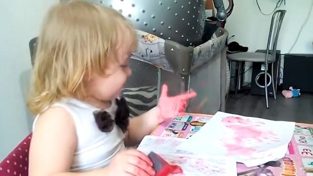 Продолжаем рисовать пальчиковыми красками и губками. Развиваемая мелкую моторику. Что любят малыши. смотреть онлайн