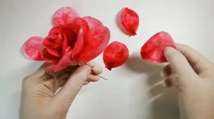 Роза из вафельной бумаги.