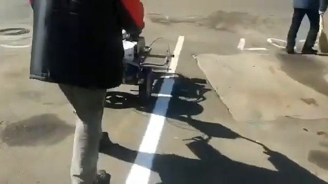 Разметка парковки разметочной машиной на базе окрасочного аппарата бензиновым мотором краскопультом