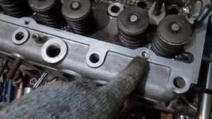 гбц змз402 облом болта крышки клапанов вставышь