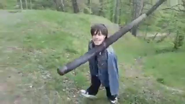 Парень без рук несет бревно. Сила духа! смотреть онлайн