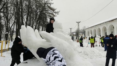 Подготовка к Фестивалю Скульптур из снега в Костроме 2024