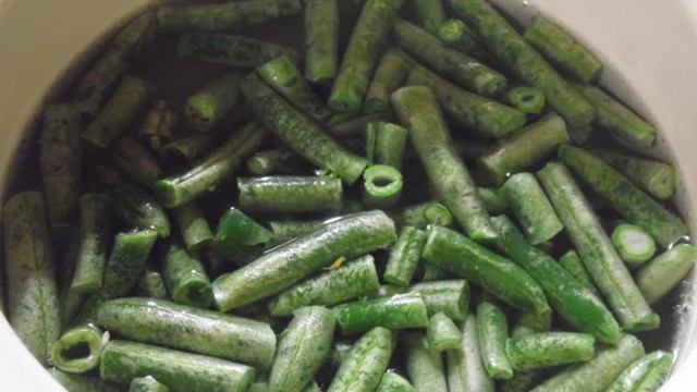 Салат с молодым картофелем стручковой фасолью и колбасками