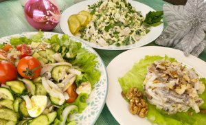 3 простых салата с кальмаром и красивой подачей на Новый год