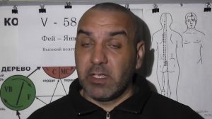 Немеет Голень и Стопа.