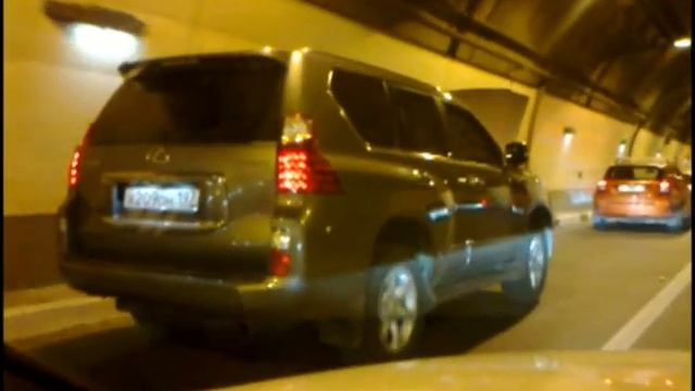 Машина с открытым капотом. смотреть онлайн