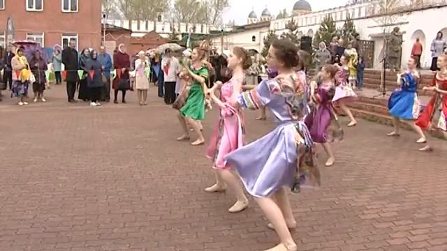 Праздник Троицы, который прошел вчера, - один из красивейших праздников в православии смотреть онлайн