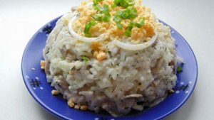 САЛАТ ИЗ ШАМПИНЬОНОВ С РИСОМ И СЕЛЬДЕРЕЕМ.