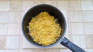 Булгур с грибами, кукурузой и зеленым горошком