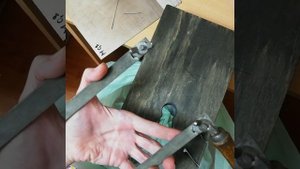 Выпиливание из металла заготовки для украшения. Порвалась пилка на лобзике. Сломался инструмент.