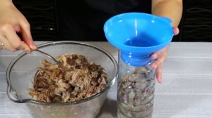 Кладу мясо в бутылку и получаю КОЛБАСУ! ПРОСТО до безобразия! Вкусная Домашняя КОЛБАСА!