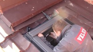 Переделка мансардного окна VELUX с ручного управления на электроуправление 2