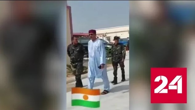 Новые власти Нигера показали видео с прогуливающимся Базумом - Россия 24 