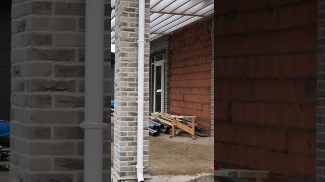 Первый этаж облицован серым кирпичом с белым швом. смотреть онлайн