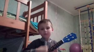 Играю на детской гитаре