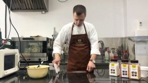 Темперируем шоколад в микроволновке и делаем из него шоколадный декор спираль.