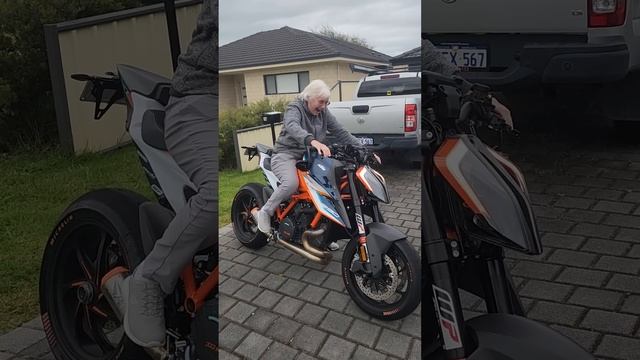 letting my Dutch aunty start my 1290 super duke rr