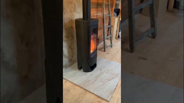 Хорватская чугунная печь Plamen Nera с чистовой отделкой пола и стен широкоформатным керамогранитом смотреть онлайн