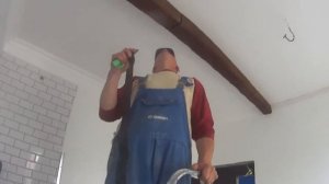 Монтаж декоративных балок на потолок