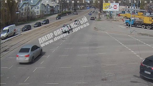 На проспекте Богдана Хмельницкого упал мотоциклист смотреть онлайн