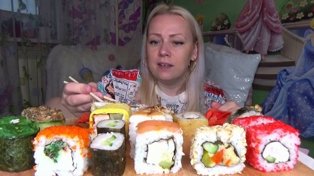 MUKBANG СУШИ РОЛЛЫ///ЗАПЕЧЕННЫЕ СУШИ///ОТВЕЧАЮ НА ВОПРОСЫ///НЕ АСМР///SUSHI ROLLS/먹방/