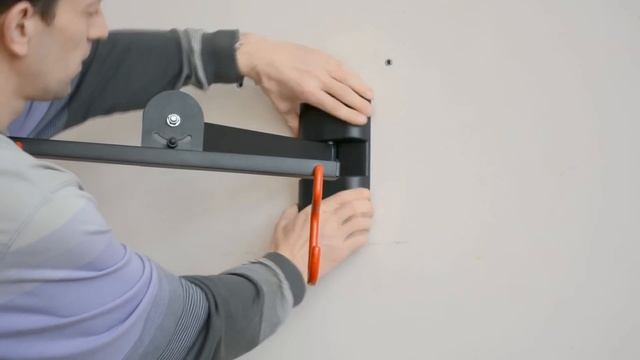 Установка кронштейна для велосипеда.