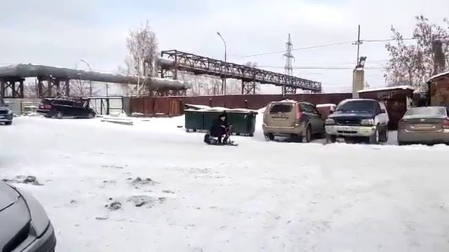 Приставка к снегокату. Везет даже взрослого. смотреть онлайн