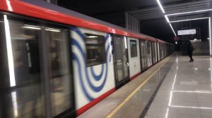 Лифт и электропоезда 81-775 Москва 2020 Дейна на станции метро Лефортово (БКЛ), 22 февраля 2023 год