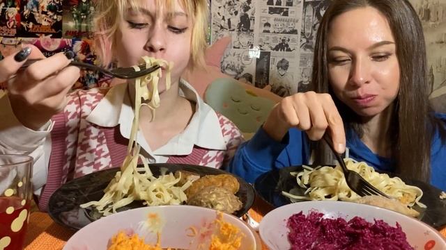 МУКБАНГ КОТЛЕТЫ С ЛАПШОЙ НА ОБЕД/?САЛАТ СО СВЕКЛОЙ/?МОРКОВНЫЙ САЛАТ/MUKBANG CUTLETS with NOODLES