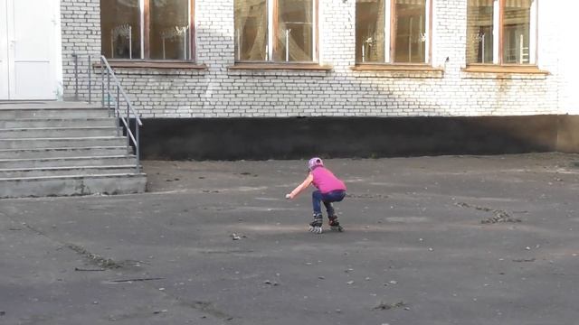 упражнения на роликах для детей, катание на роликах с приседанием