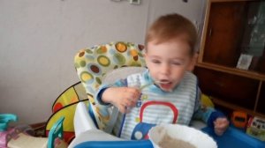 Мамин дом. Ребенок в 1,5 годика ест сам. Как научить ребенка кушать.
