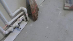 Укладка плитки на толстый слой клея.