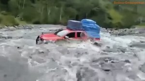 Экстремальный водный переход по бездорожью Toyota Hilux Mitsubishi Triton и Ford Ranger