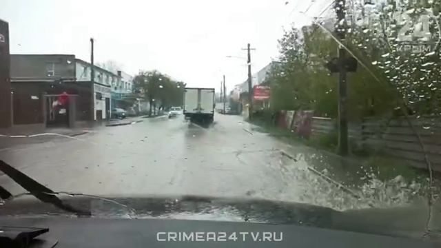 В Симферополе из-за сильного ливня дороги превратились в реки