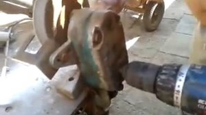 Старый ручной точильный аппарат. Наждак