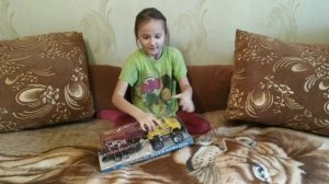 Распаковка большой машины с прицепом и коровкой