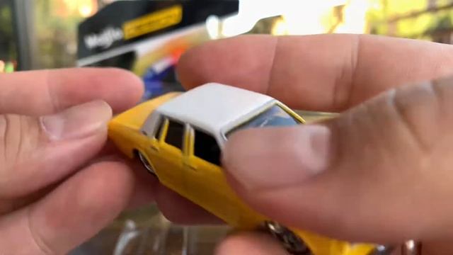 Maisto Elite Transport 1957 Chevrolet Flatbed with 1987 Chevrolet Caprice Yellow Diecast 1/64 смотреть онлайн