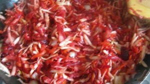 Красный борщ с галушками и фасолью