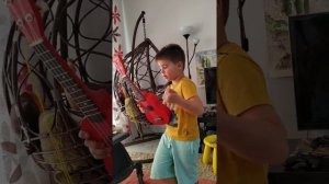 Зачем Человеку Каникулы - песня из Петрова и Васечкина от Ромы
