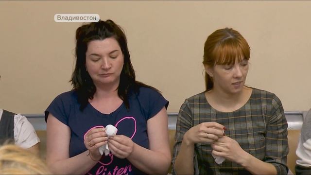 Будущие мамы делают куклы-обереги на мастер-классах по рукоделию смотреть онлайн