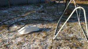 Ручное гидробурение абиссинской скважины зимой.