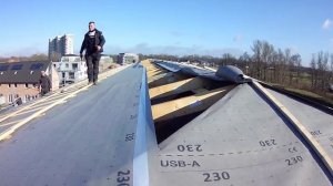 Монтаж супердиффузионной мембраны под цементно-песчаной черепицей