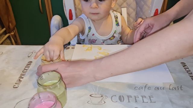 Пальчиковые краски своими руками/малыш рисует пальчиковыми красками 1 год/ рисуем пальчиками смотреть онлайн